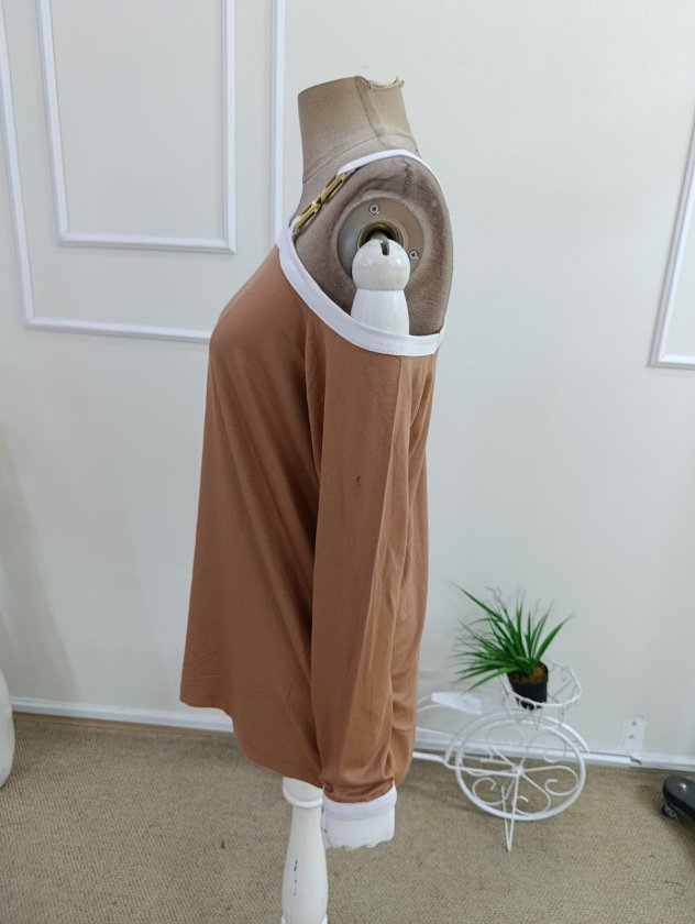 Bluză din Viscon pentru Femei cu Mâneci Lungi, Guler Degajat, Deschidere pe o Umăr, Detalii Accesoriu, 37656