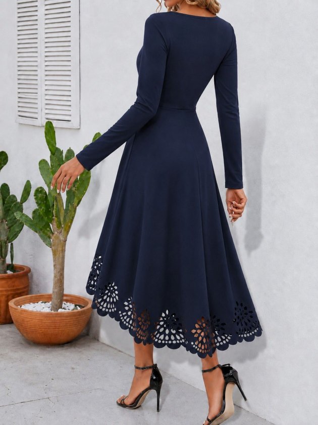 Fustă-rochie midi de damă, din crep importat, cu mânecă lungă, guler pătrat și detalii tăiate cu laser, cu model floral la tiv, 37820