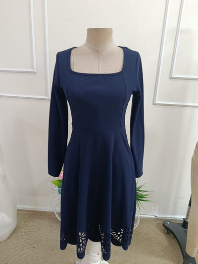Fustă-rochie midi de damă, din crep importat, cu mânecă lungă, guler pătrat și detalii tăiate cu laser, cu model floral la tiv, 37820