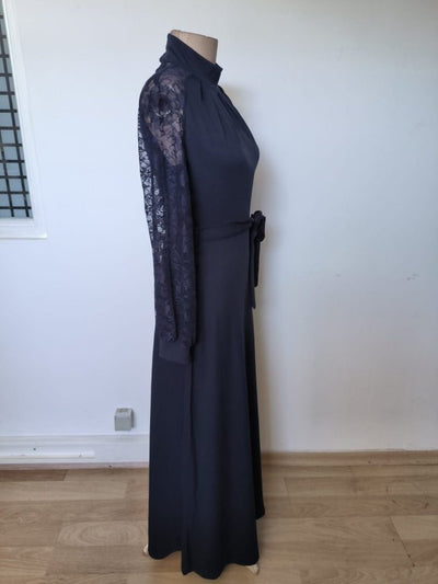 Rochie lungă de damă din crep janjan, cu guler înalt, detalii decupate, curea și șliț, 38017
