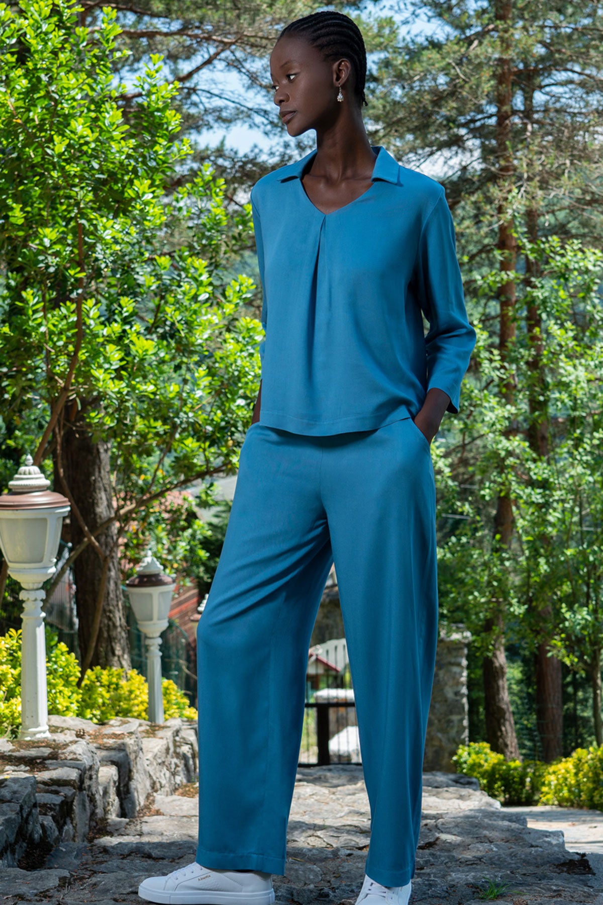 COSTUM DE DAMĂ CU CĂMAȘĂ DE VISCOZĂ, DECOLTEU ÎN V, MÂNECĂ 7/8 ȘI PANTALONI PLISAȚI CU BUZUNARE - BLEU ÎNCHIS DESCHIS