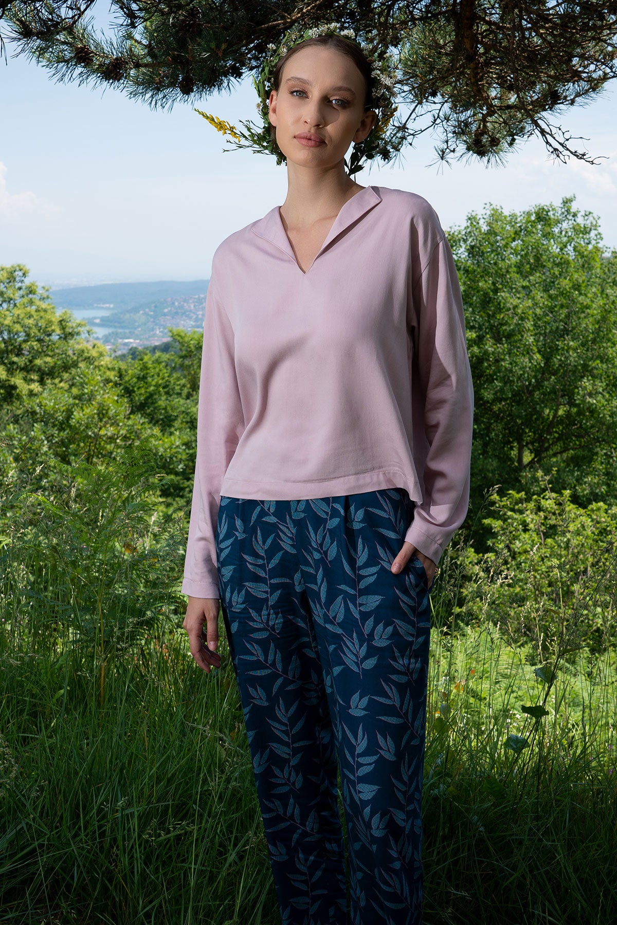 SET PANTALONI DAMĂ DIN VASCOZĂ CU GULER ÎNTORS, FAȚĂ SCURTĂ, SPATE LUNG, MÂNECI LUNGI, PANTALONI CU PLISEURI – ROZ