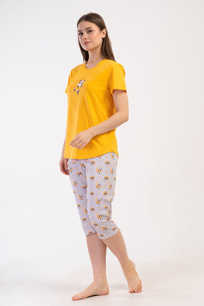 COSTUM DAMA P.SUPREM DECAPITAT OVAL CU MÂNECĂ SCURTĂ ȘI PANTALONI CAPRI - MUȘTAR