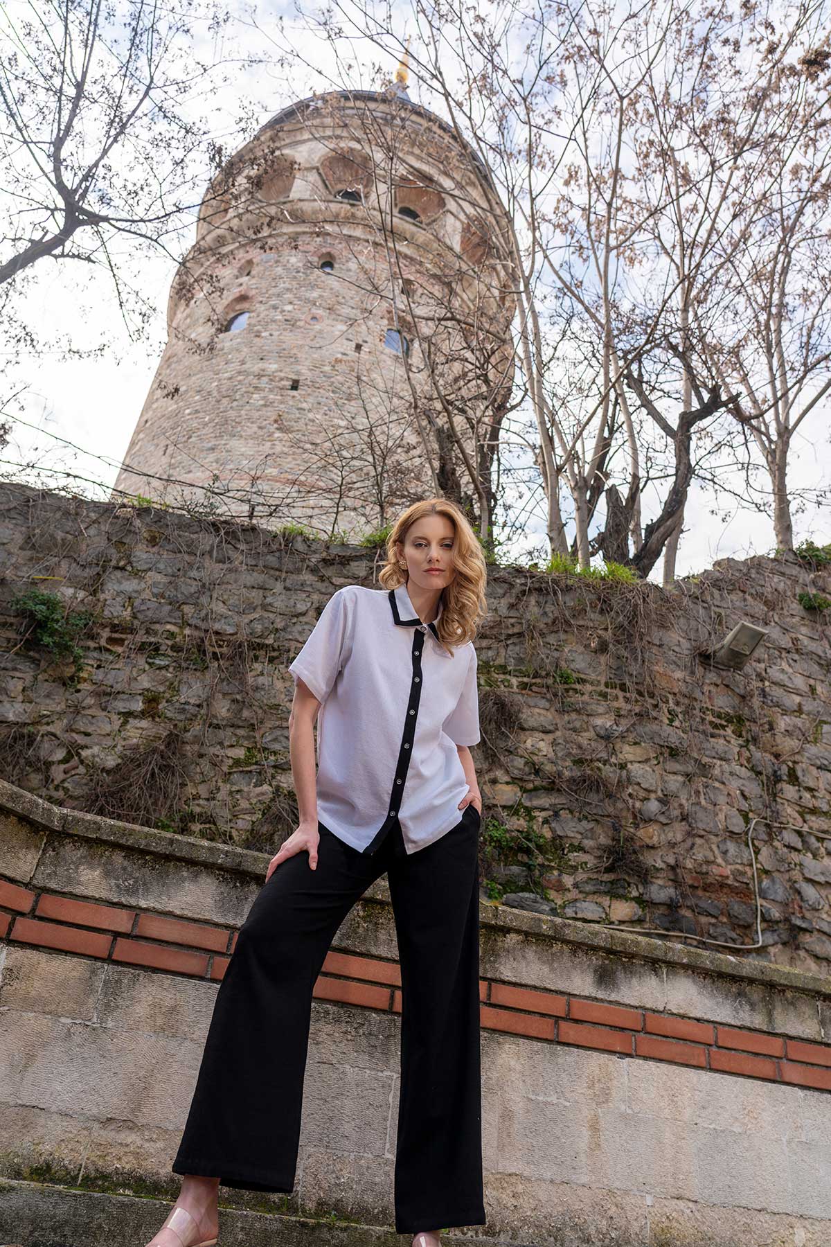 KADIN PAMUK YAKA UCU VE PATI SIYAH GARNILI KISA KOL GOMLEK CEPLI PANTOLON TAKIM - BEYAZ