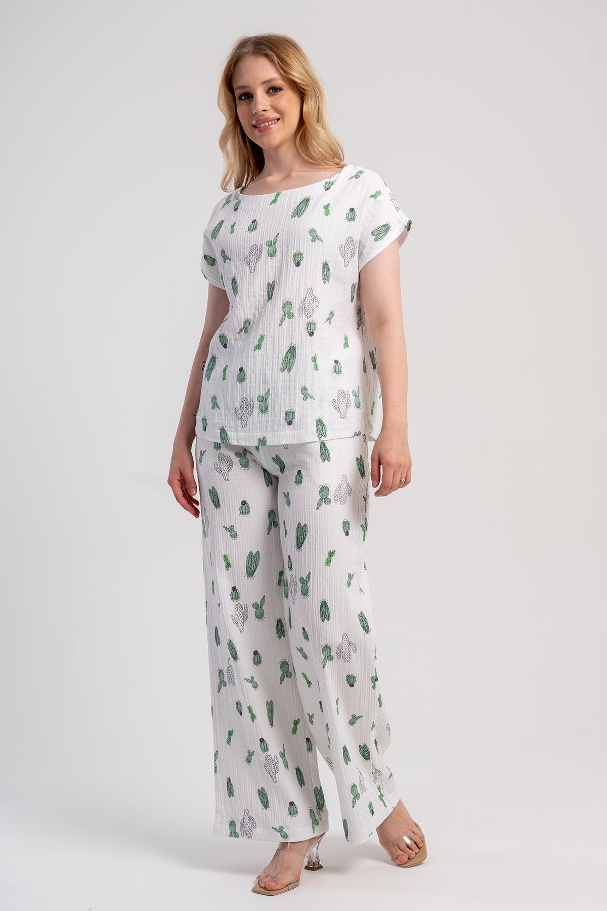 COSTUM DAMĂ MUSLIN, BLUZĂ CU MÂNECI LILIAC ȘI GULER BĂRCUȚĂ, PANTALONI LARGĂ CU BUZUNARE ȘI TALIE ELASTICĂ - ALB