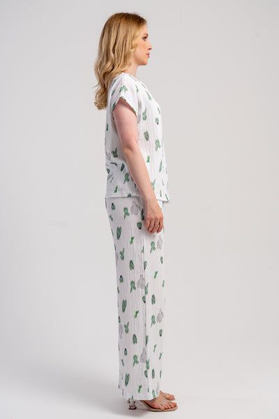COSTUM DAMĂ MUSLIN, BLUZĂ CU MÂNECI LILIAC ȘI GULER BĂRCUȚĂ, PANTALONI LARGĂ CU BUZUNARE ȘI TALIE ELASTICĂ - ALB