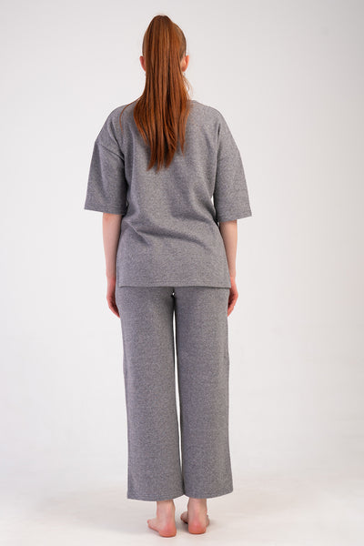 SET PIJAMA DAMA, DIN INTERLOCK JACARD, DECOLTEU ROTUND, UMERI CĂZUȚI, MÂNECĂ SCURTĂ, FANTĂ SCURTĂ ÎN FAȚĂ ȘI LUNGĂ ÎN SPATE, CU BUZUNARE NERVURATE - GRI