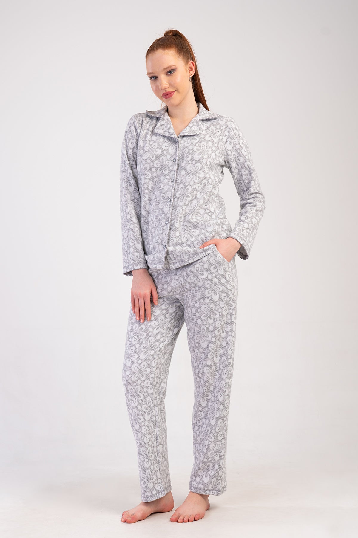 Pijama de damă din interlock jacard cu guler, închidere completă cu nasturi, croșetată, mânecă lungă, cu buzunare - GRI