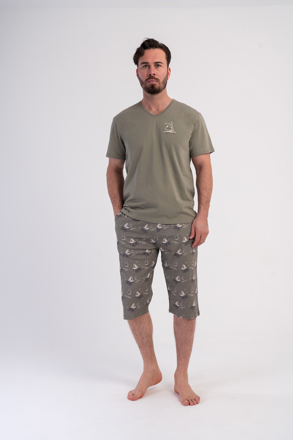 COSTUM BĂRBĂTESC CAPRI CU MÂNECĂ SCURTĂ ȘI DECOLTEU ÎN V, MĂRIME MARE XXL, CU BUZUNARE P.SUPREM - KAKI
