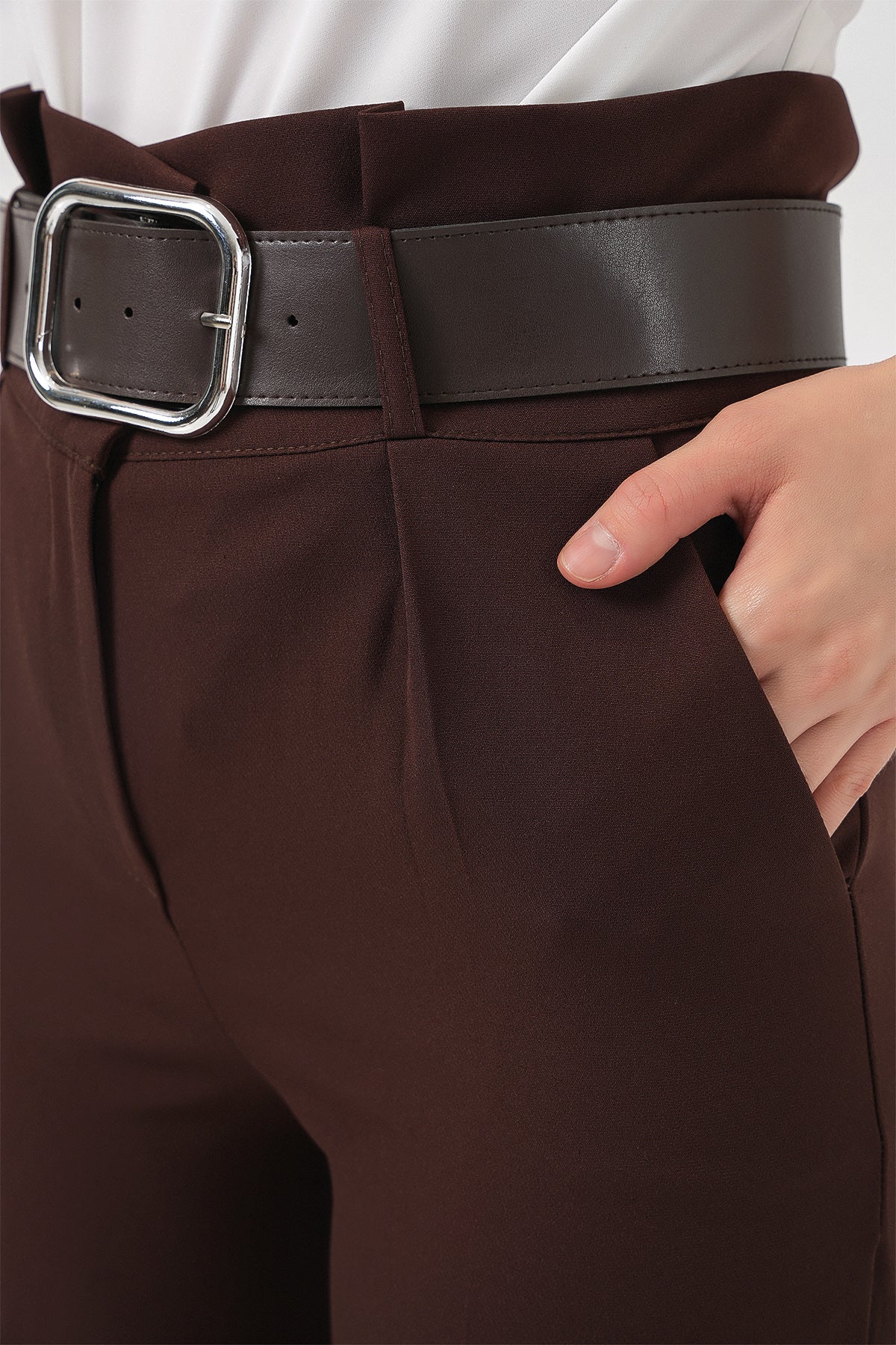 6556 Pantaloni Țesătură cu Curea - Maro