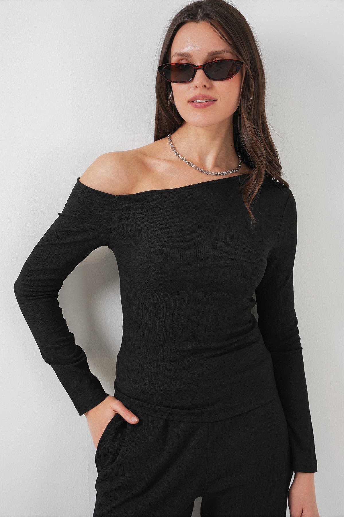 6708 Set cu umar jos - Negru