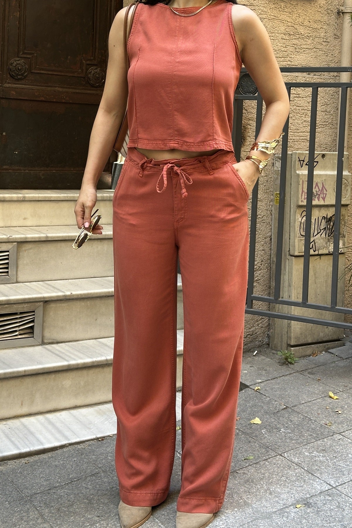 Kolsuz Bluz ve Bağcıklı Relax Pantolon Takım 3214