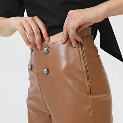 PANTALONI DIN PIELE CU NASTURI ȘI FERMOAR LATERAL - Maro