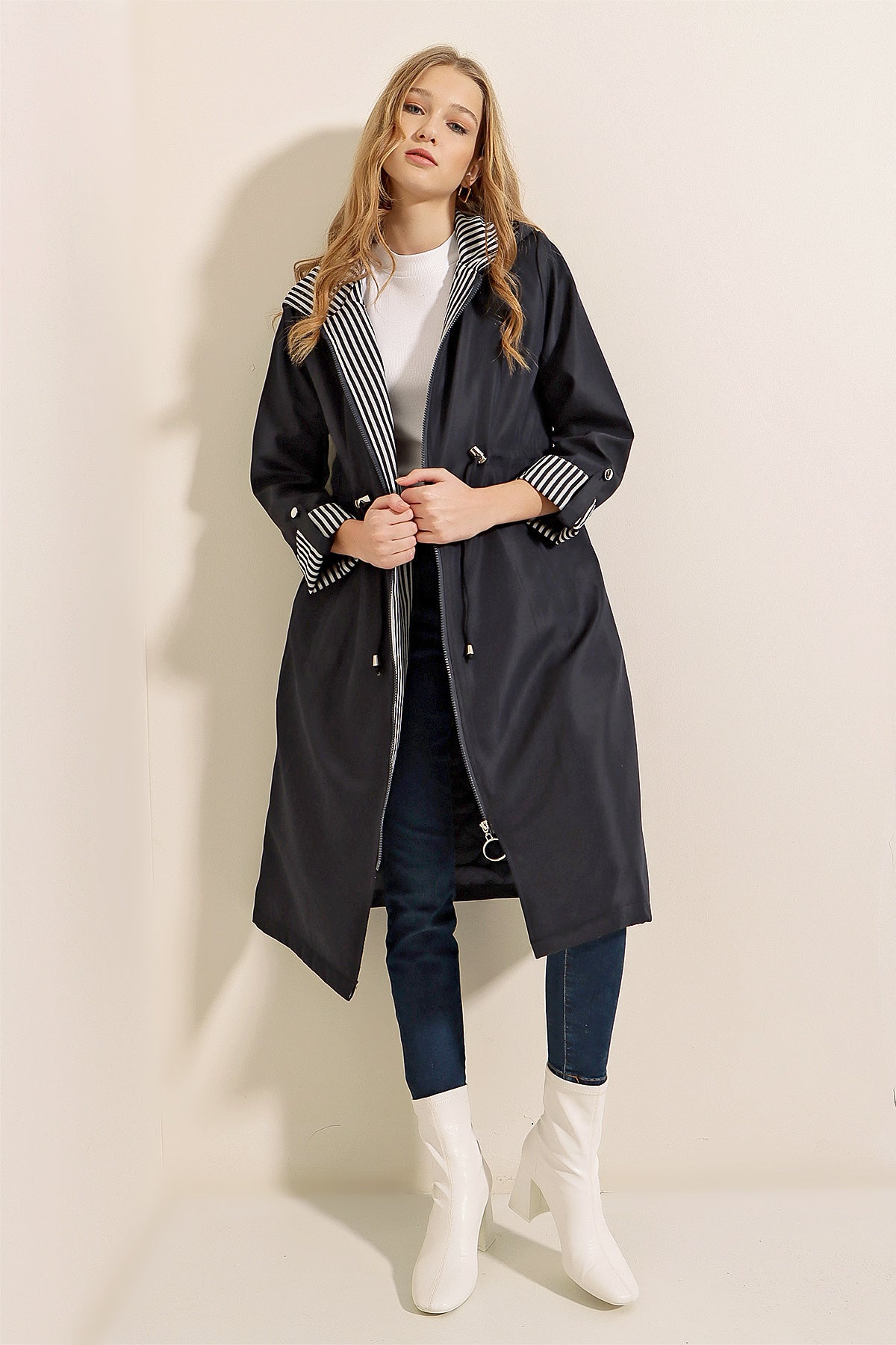 9091 Trench-coat cu glugă și șnur, culoare bleumarin