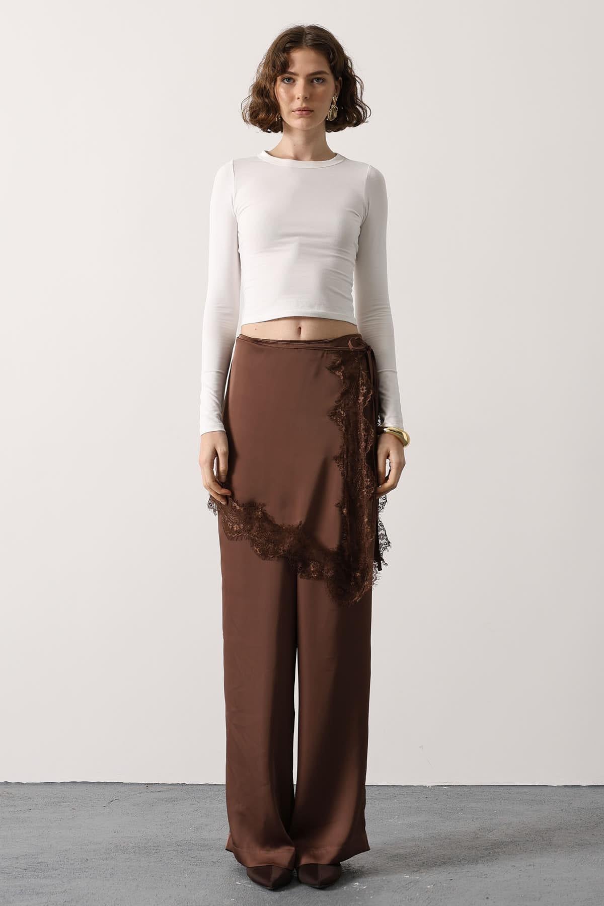 PANTALON CU CUREA DANTELATĂ - Maro