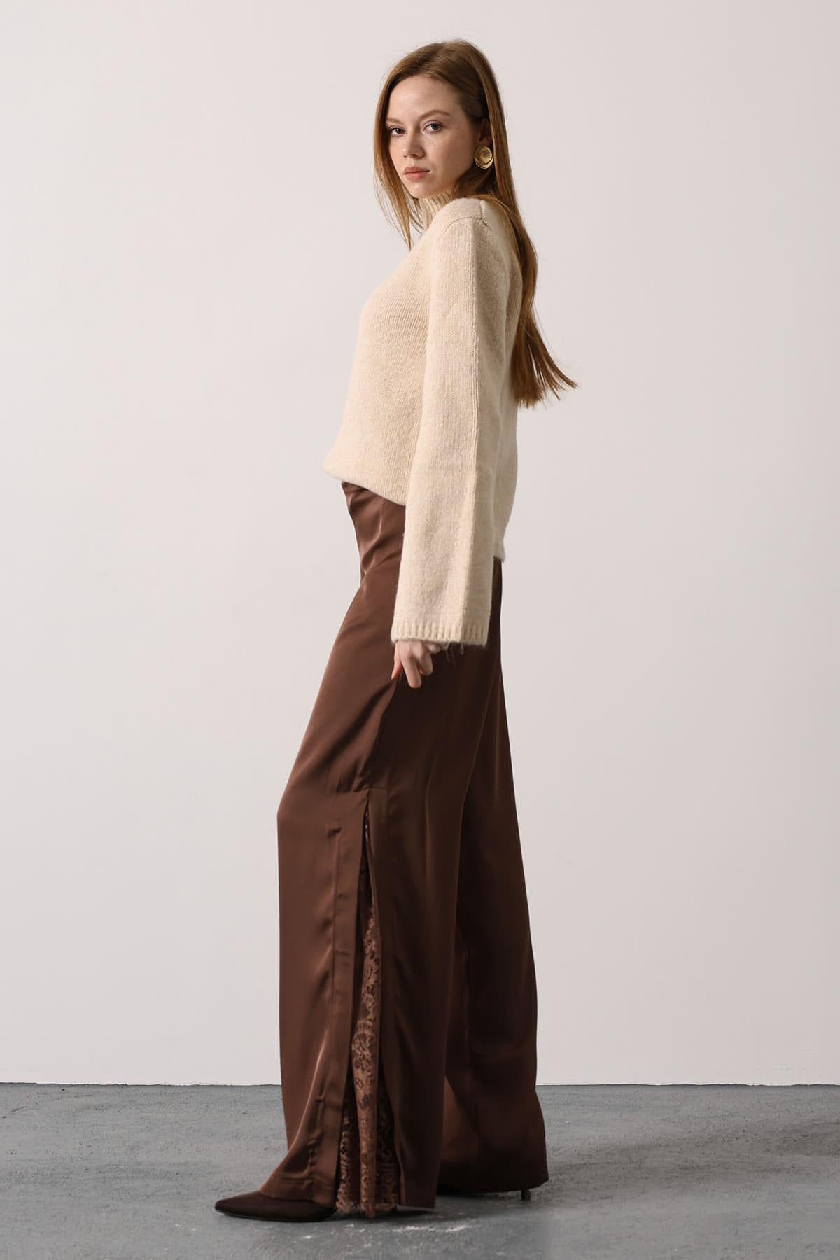 PANTALON DIN SATIN DANTELAT CU RUPTURI - Maro