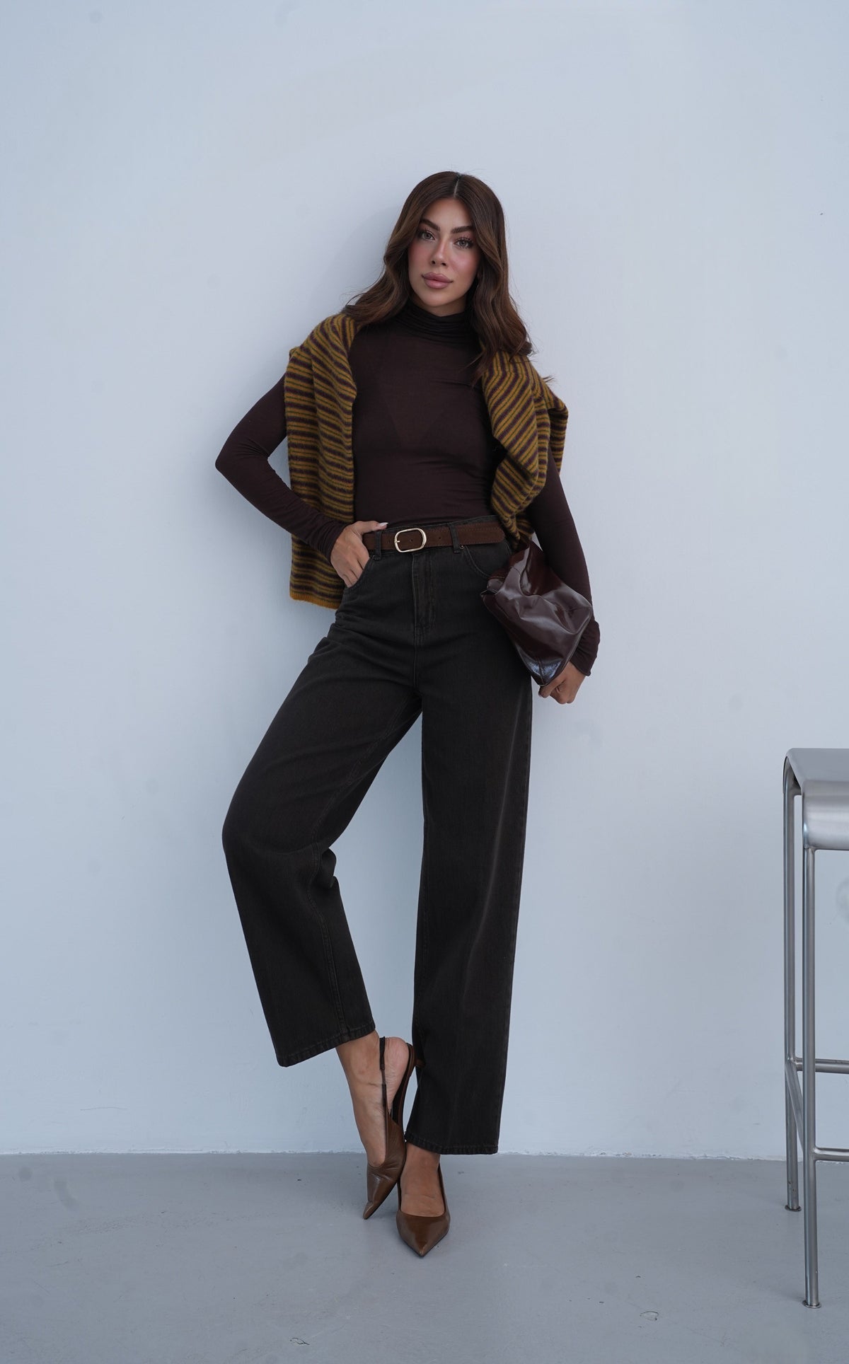 Blugi evazați cu talie înaltă, cu detalii de curea, balon, maro închis