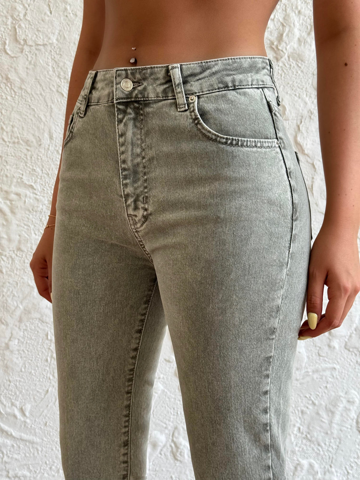 Blugi kaki pentru femei cu talie înaltă și crop top