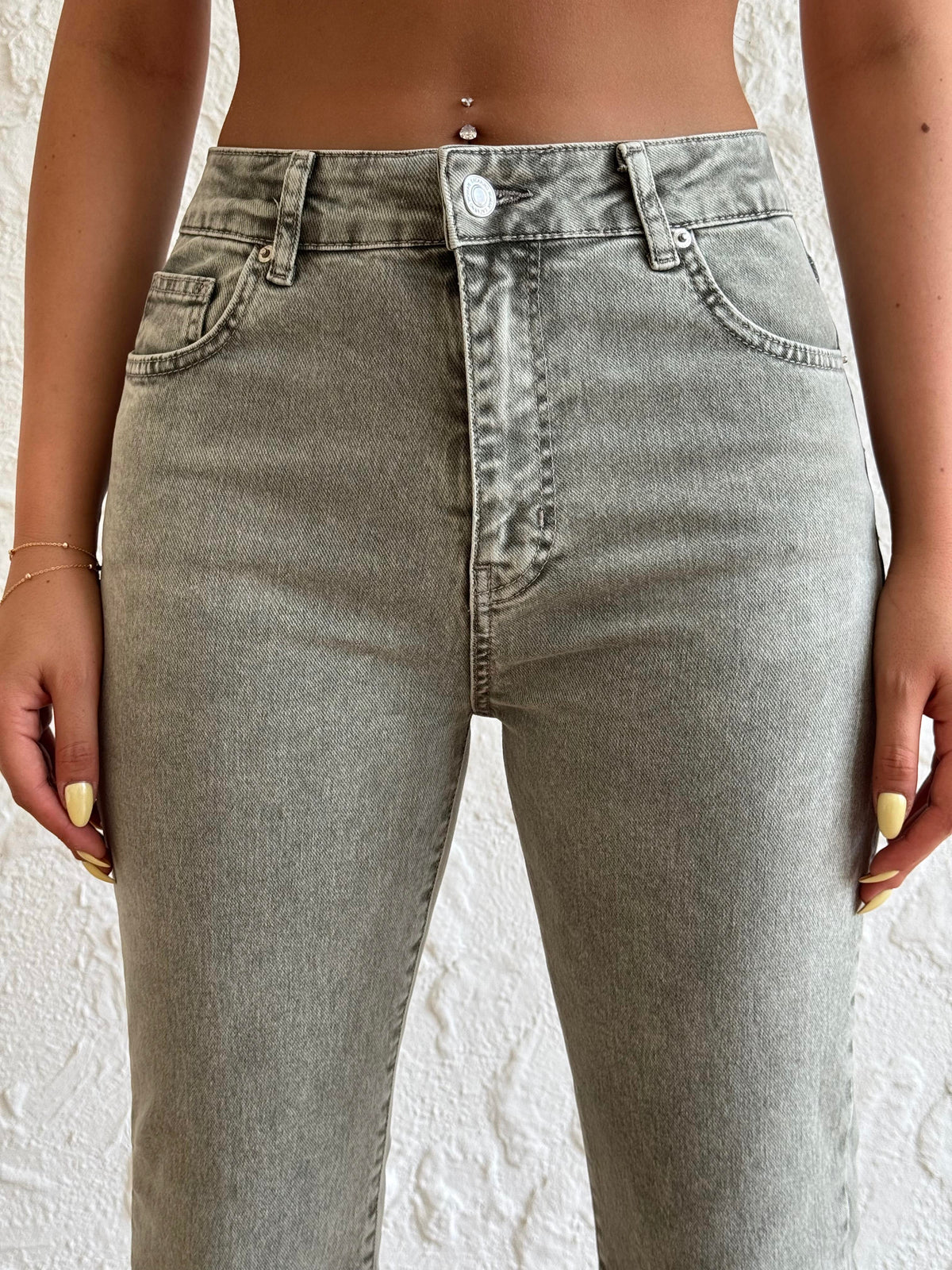 Blugi kaki pentru femei cu talie înaltă și crop top