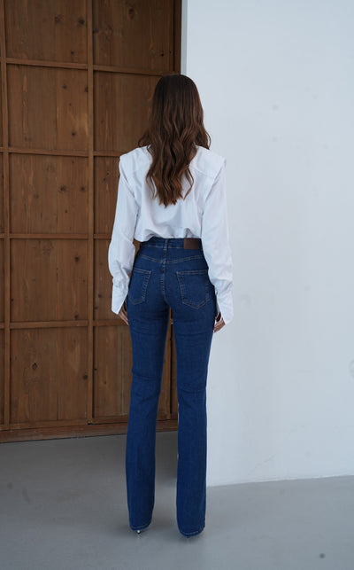 Pantaloni din denim albastru închis, cu talie înaltă și croi flare ¾
