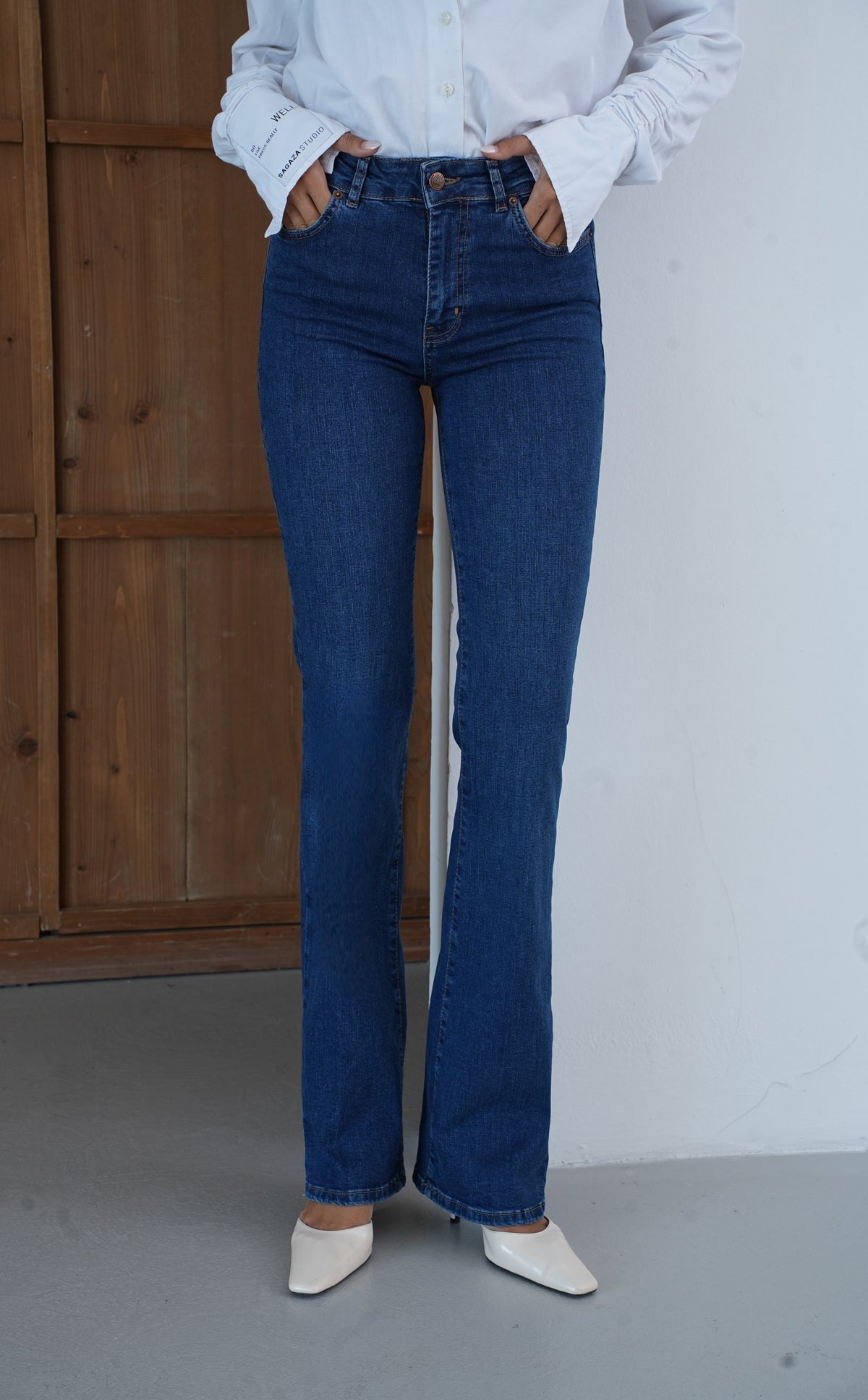 Pantaloni din denim albastru închis, cu talie înaltă și croi flare ¾