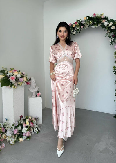 Rochie cu detalii transparente și sârmă