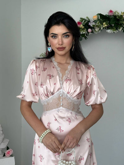 Rochie cu detalii transparente și sârmă