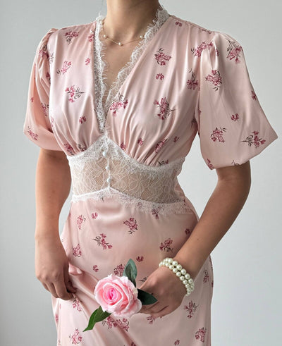 Rochie cu detalii transparente și sârmă