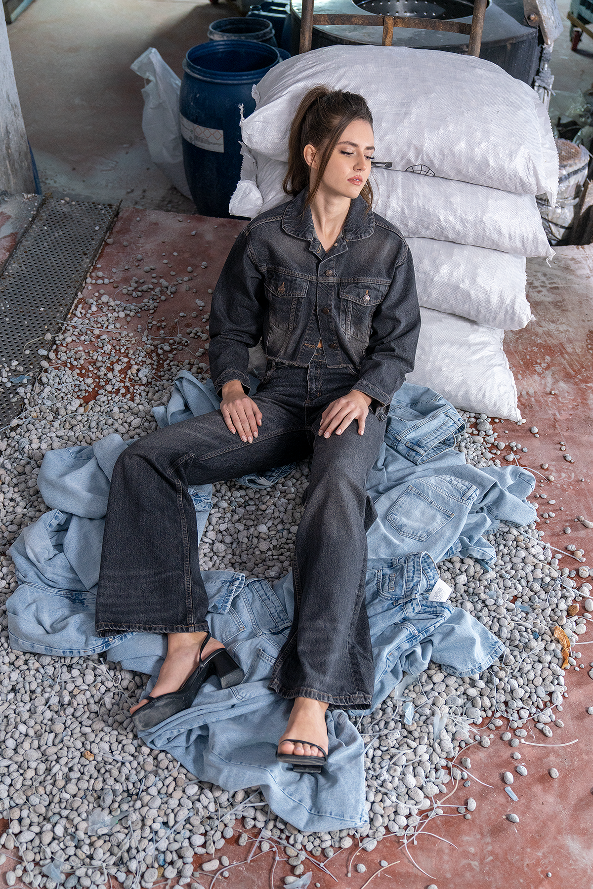 Jachetă din denim maro cu detalii la buzunare
