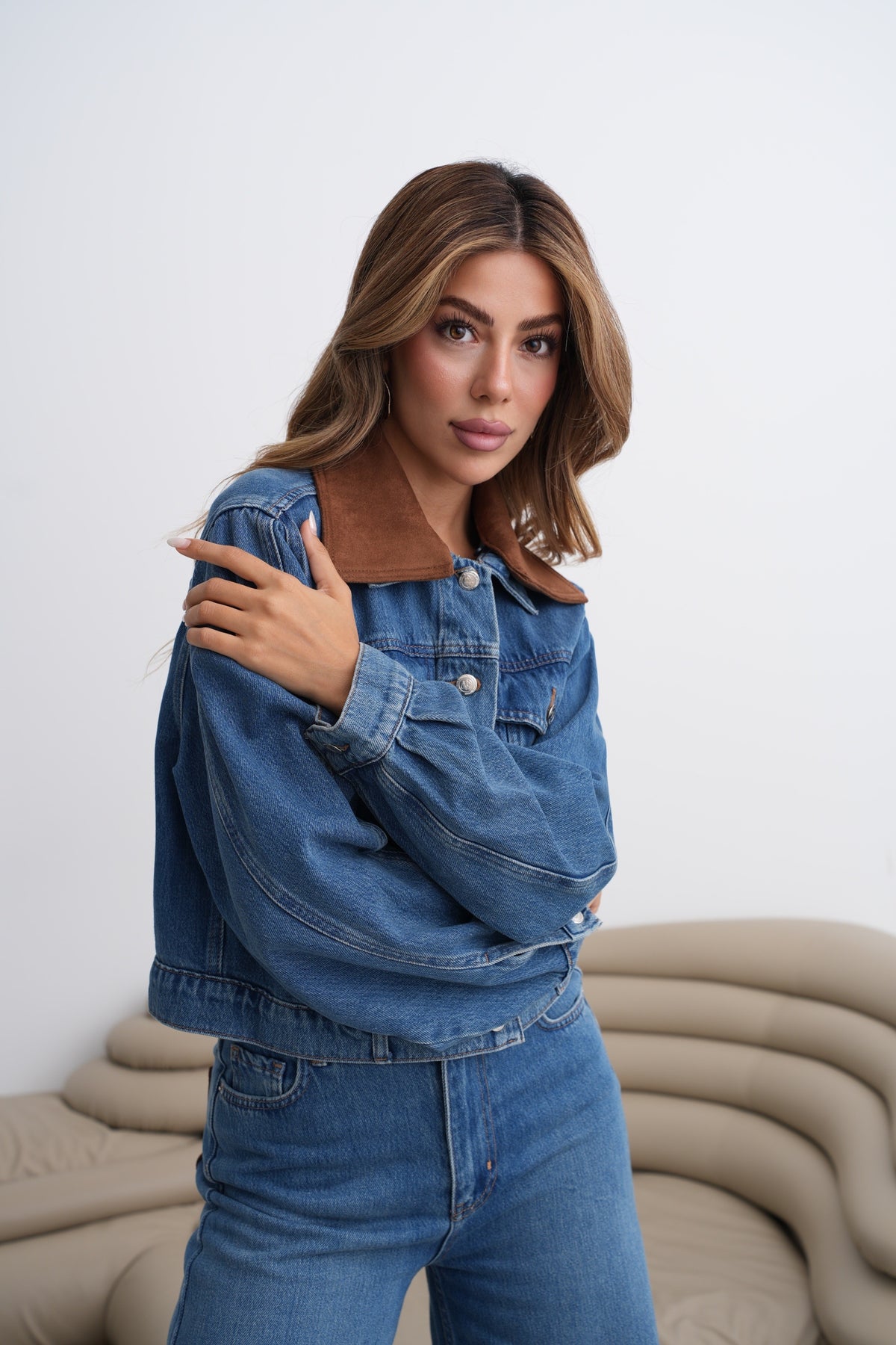 Jachetă din denim albastru închis cu guler din piele întoarsă, 5 nasturi și buzunare