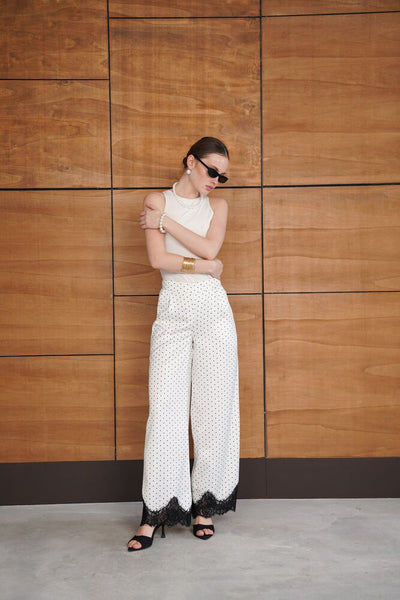 Pantaloni din satin cu buline și tiv din dantelă - Crem | D2970 - Topshow