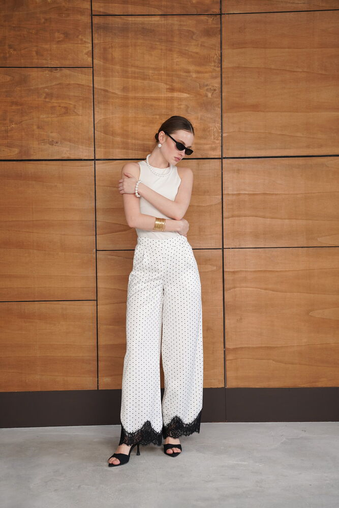 Pantaloni din satin cu buline și tiv din dantelă - Crem | D2970 - Topshow