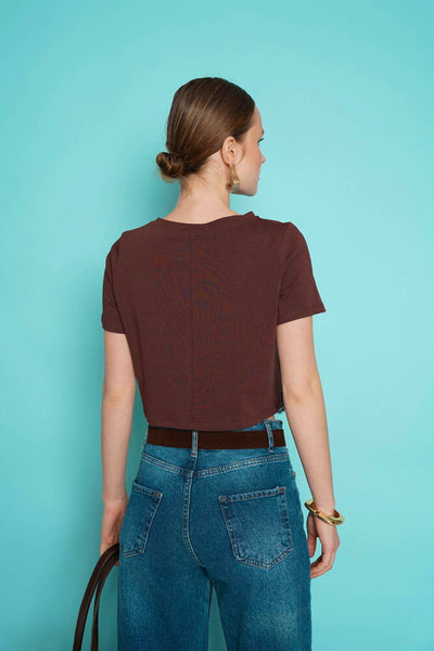 Tricou cu guler rotund și detalii din dantelă, en-gros - Cafea | D3001 - Topshow