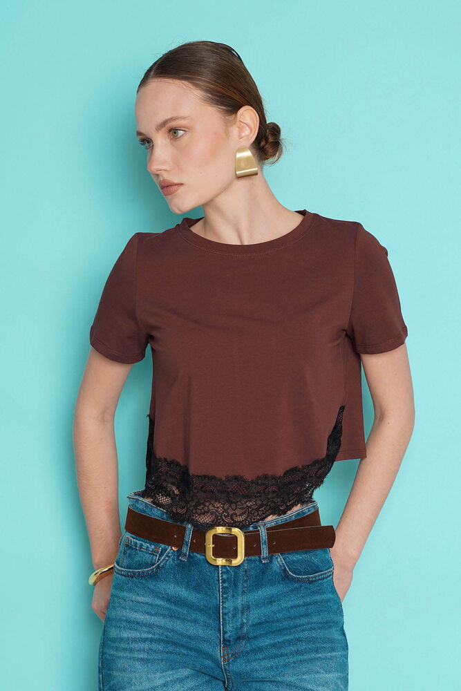 Tricou cu guler rotund și detalii din dantelă, en-gros - Cafea | D3001 - Topshow