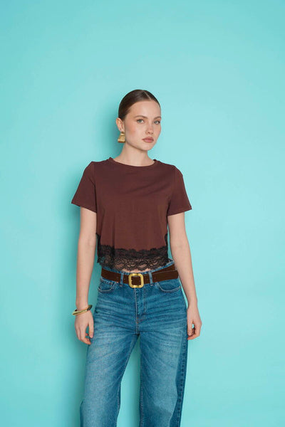 Tricou cu guler rotund și detalii din dantelă, en-gros - Cafea | D3001 - Topshow