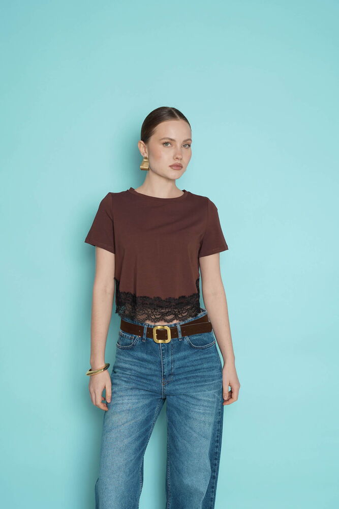 Tricou cu guler rotund și detalii din dantelă, en-gros - Cafea | D3001 - Topshow