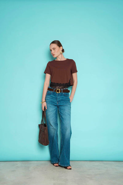 Tricou cu guler rotund și detalii din dantelă, en-gros - Cafea | D3001 - Topshow
