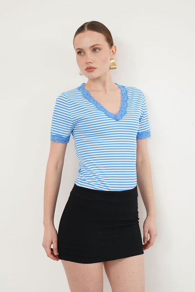 Tricou cu guler și manșete cu dantelă, decolteu în V, en-gros - Albastru | D3006 - Topshow