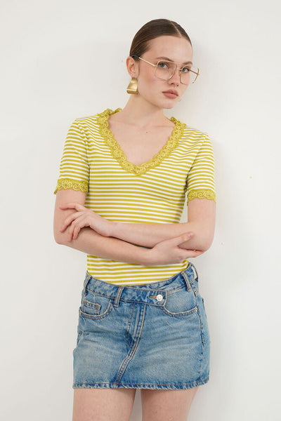Tricou cu guler și manșete cu dantelă, decolteu în V, en-gros - Verde măsliniu | D3006 - Topshow
