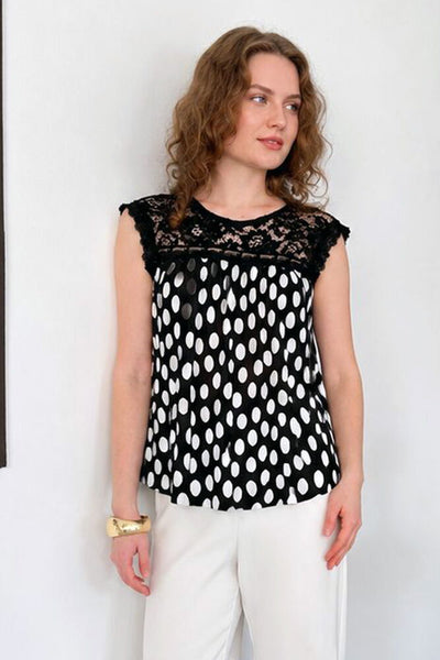 Bluză plisată cu buline și detalii de dantelă D 3070 - Negru