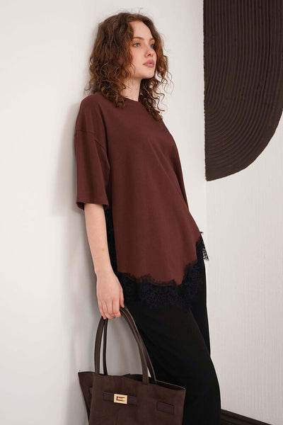 Tricou cu guler rotund și detalii din dantelă, en-gros - Cafea | D3005 - Topshow