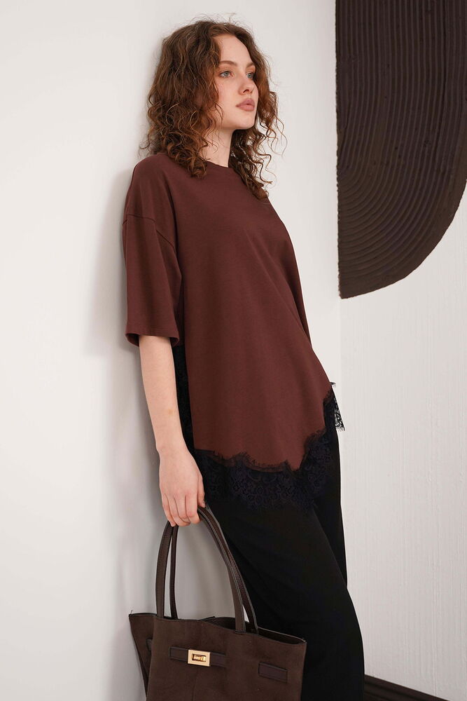 Tricou cu guler rotund și detalii din dantelă, en-gros - Cafea | D3005 - Topshow