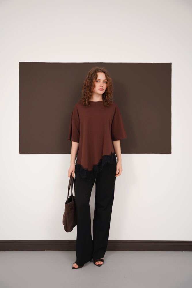 Tricou cu guler rotund și detalii din dantelă, en-gros - Cafea | D3005 - Topshow