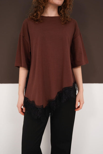 Tricou cu guler rotund și detalii din dantelă, en-gros - Cafea | D3005 - Topshow