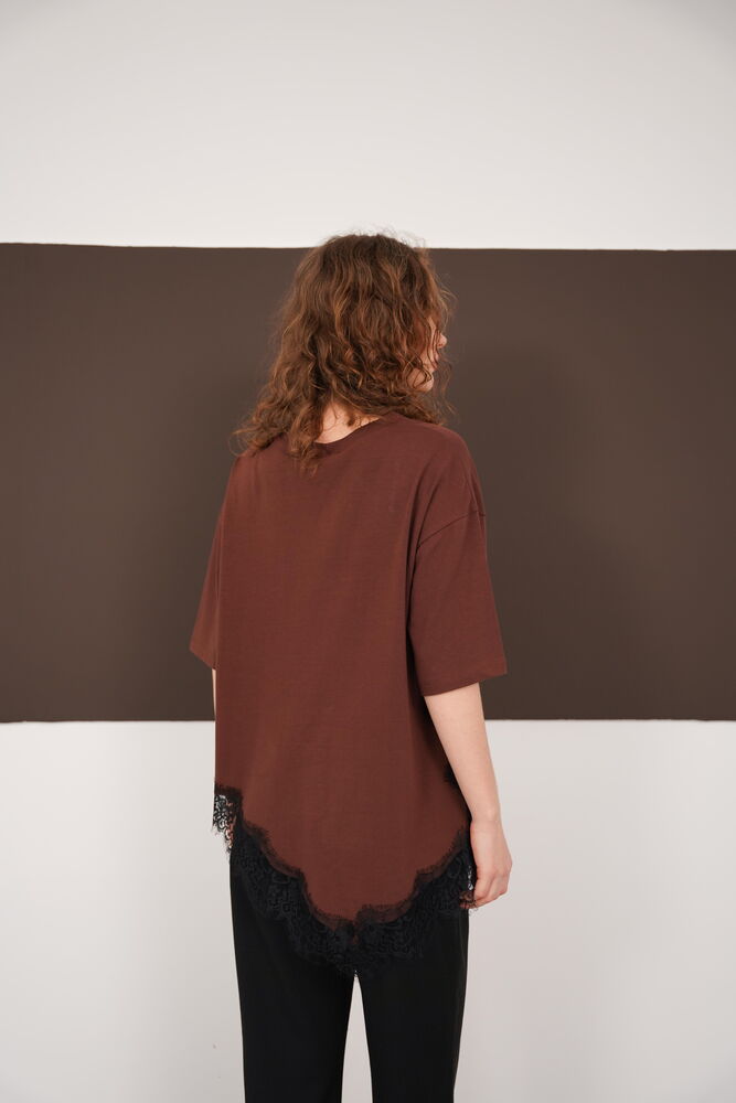 Tricou cu guler rotund și detalii din dantelă, en-gros - Cafea | D3005 - Topshow