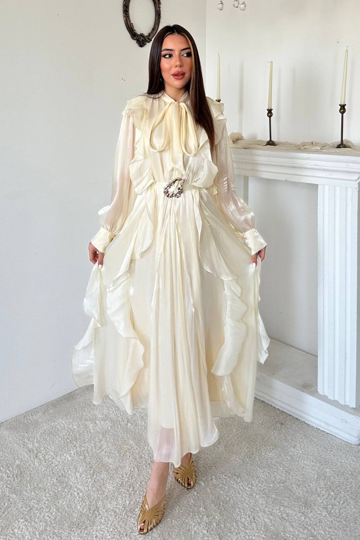 Ekru Fırfırlı Tokalı Elbise
