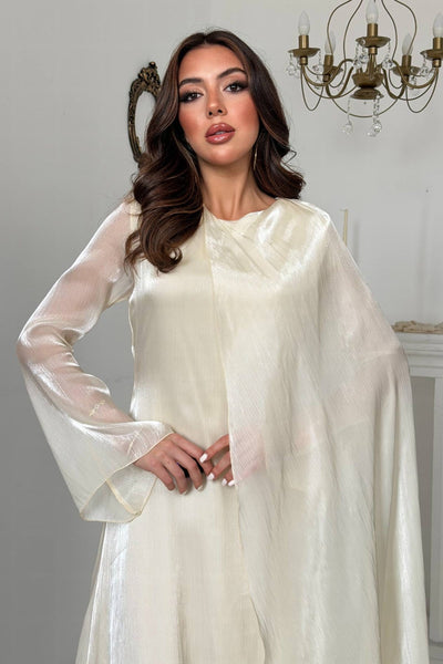 Rochie lungă alb-gălbui cu pelerină