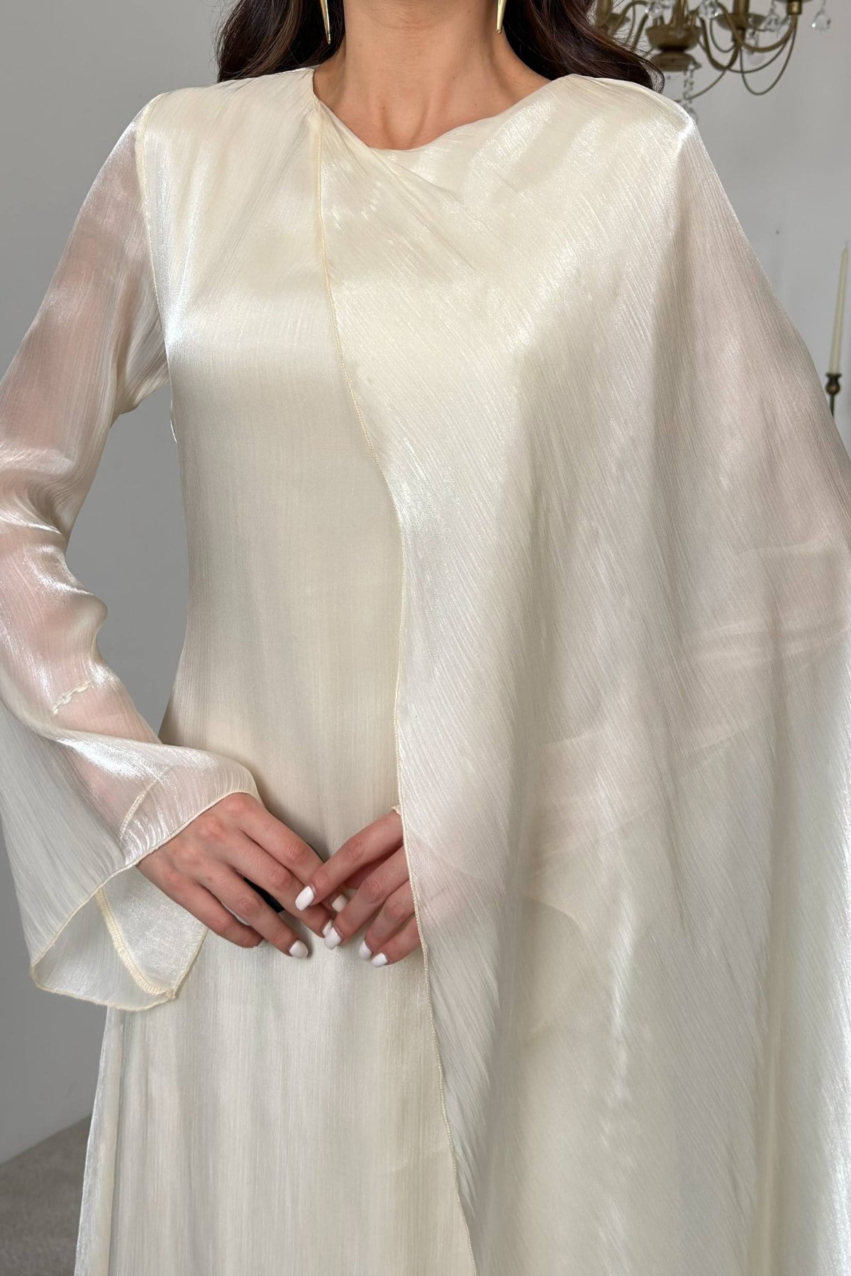 Rochie lungă alb-gălbui cu pelerină