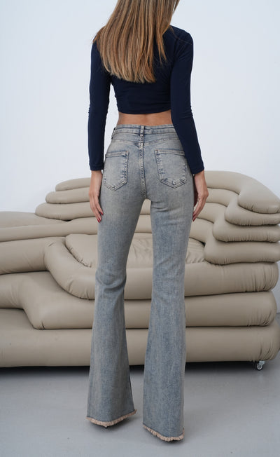 Detaliu frontal cu talie înaltă și tiv cu franjuri, blugi cu nuanță maro