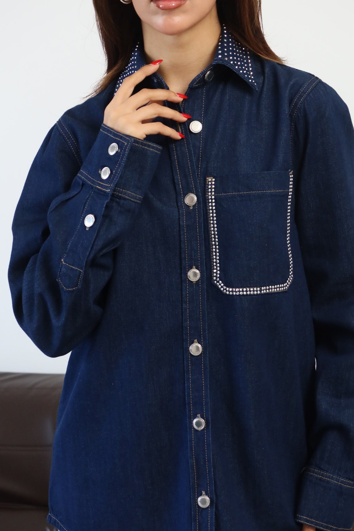 Cămașă din denim pentru femei cu guler și buzunar, detalii cu pietre